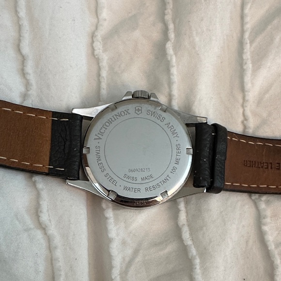 Elegant Swiss Army Watch with leather strap - Picture 3 of 4